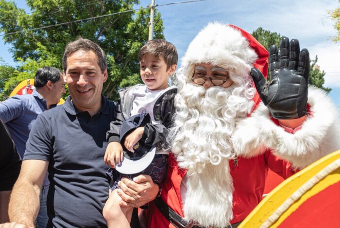 Luque Acompañó El Recorrido De Papa Noel Y Saludó A Las Familias Por La ...